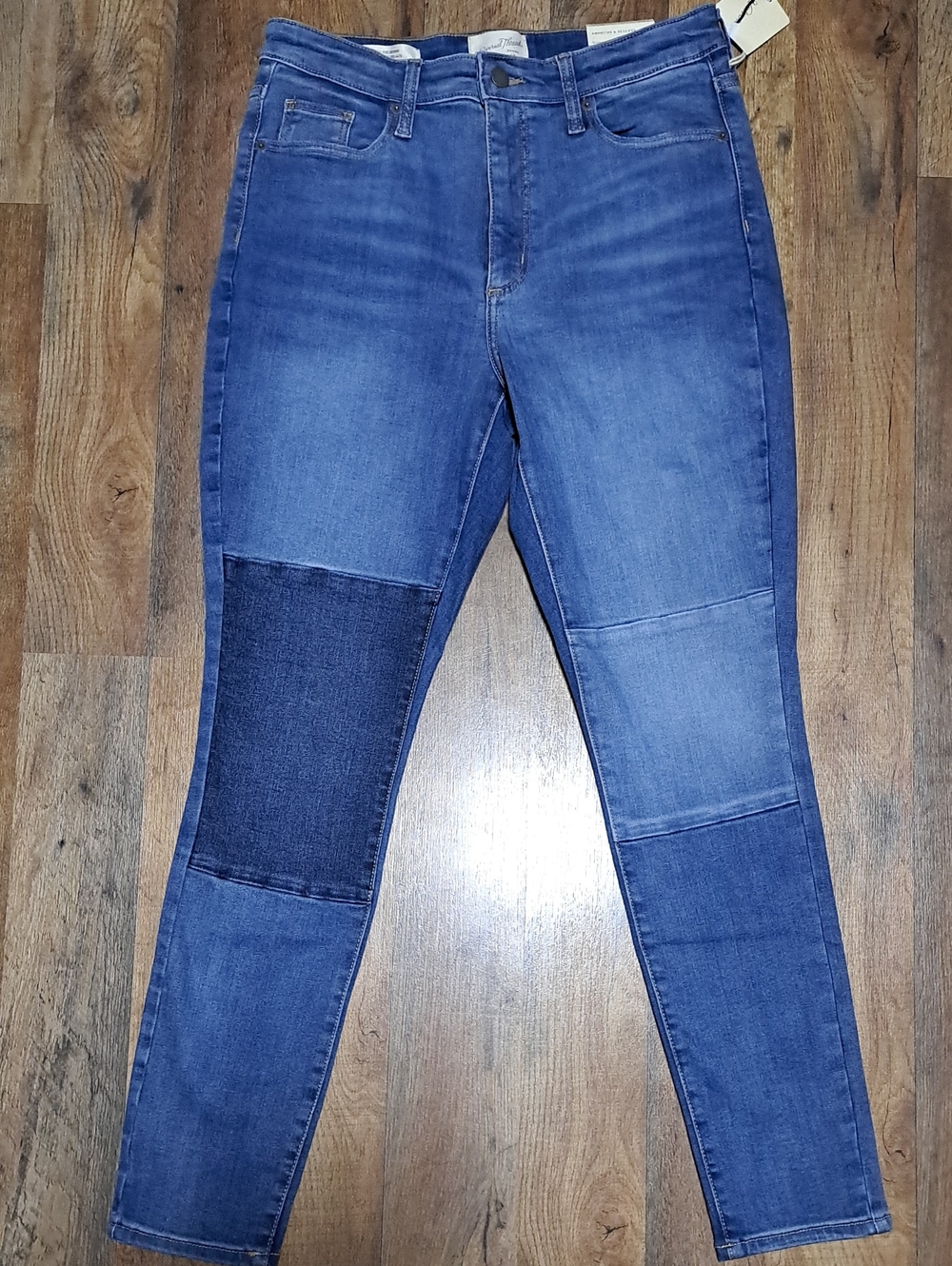 Universal Thread patchwork skinny jeans with a high-rise fit, size 8 Reg Nwt